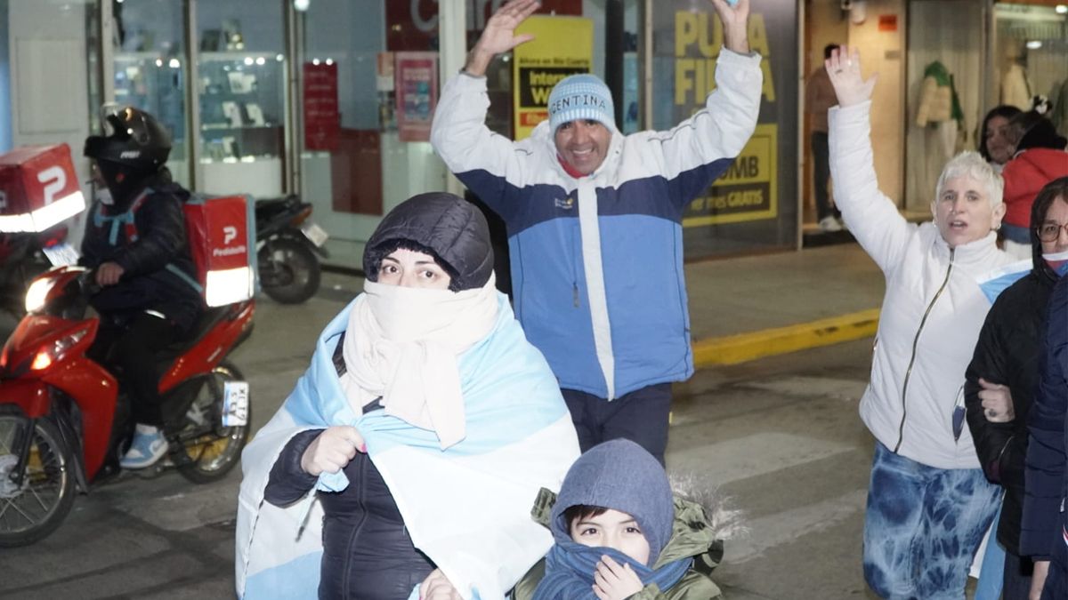 Los festejos en la plaza Roca por el Triunfo de la Selección Argentina en la Copa América. Foto: Andrés Oviedo