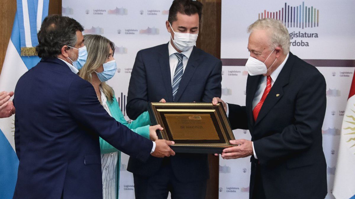 El infectólogo Hugo Pizzi recibió el reconocimiento de la Legislatura de Córdoba.
