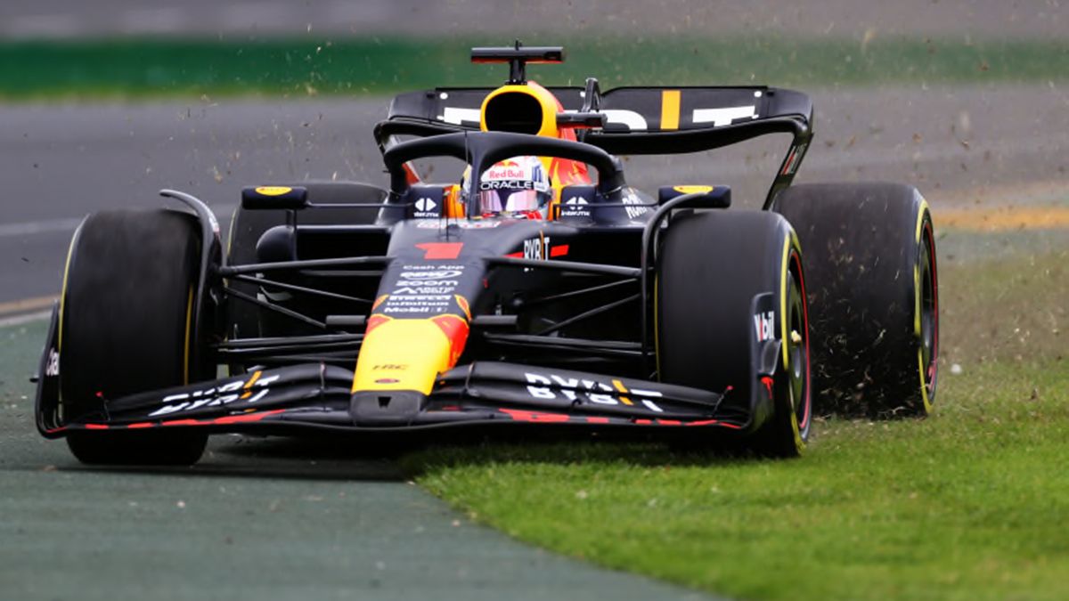 Max Verstappen pisando el cesped en la curva 1 del circuito de Albert Park