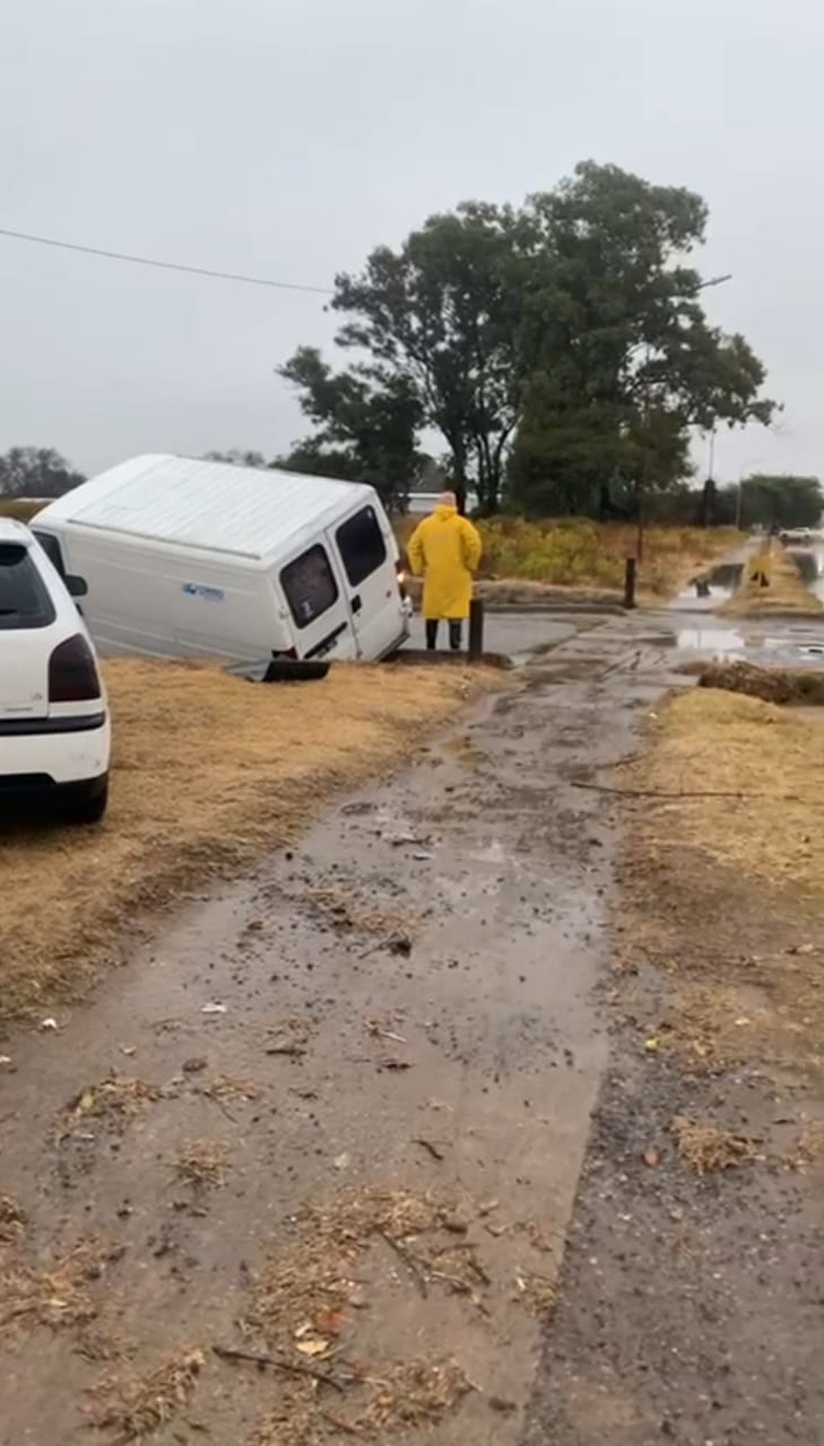Un vehículo quedó atascado en una zanja durante el temporal de lluvia.