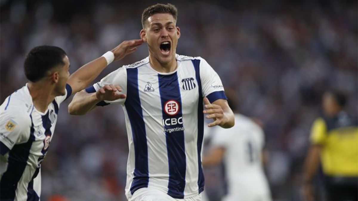 Federico Girotti, autor de tres de los cuatro tantos de Talleres, que le ganó 4 a 1 a Atlético Tucumán en el Kempes