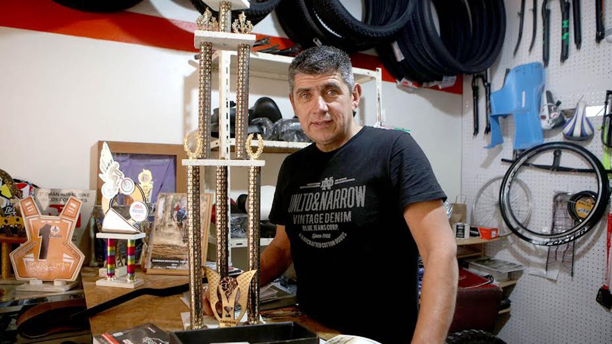 Fabián posando con su trofeo de campeón de ciclismo.