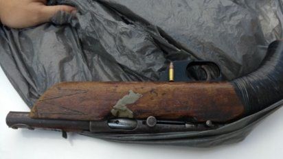 Dos jóvenes que portaban armas  huyeron de la policía en barrio Botta