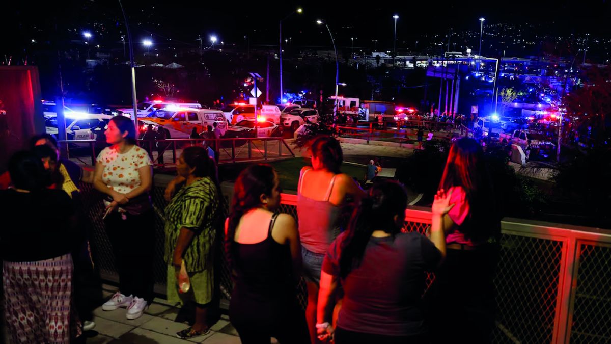 Nueve personas murieron este miércolespor la noche al derrumbarse un escenario durante un acto de campaña en el estado deNuevo León