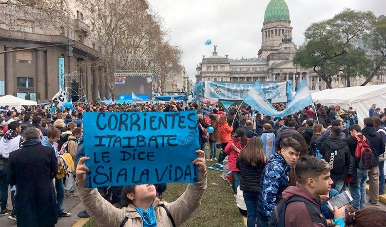 El color del debate histórico en las afueras del Congreso.