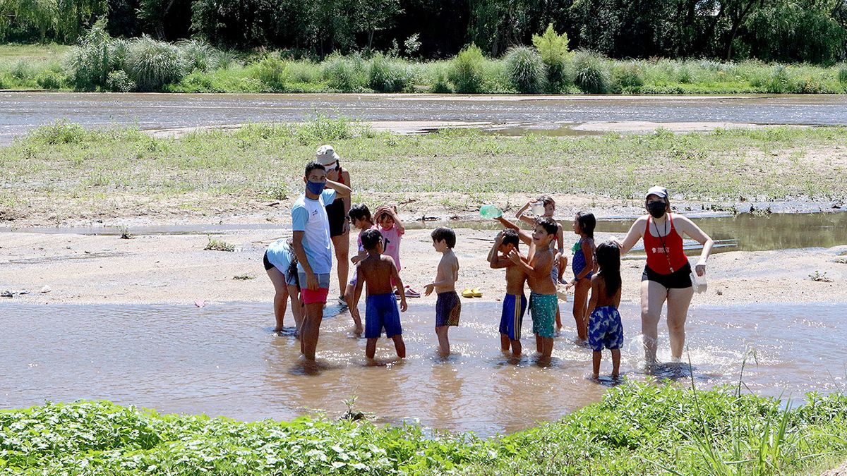 Los niños realizan talleres en el Parque del Centro Cívico y también aprovechan el río.