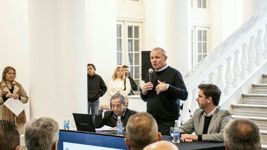 De Rivas hace el anuncio junto a Garavaglia. De Rivas hace el anuncio junto a Garavaglia.
