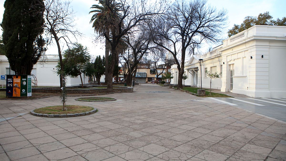 Los paseos se muestran despoblados en medio de las restricciones.