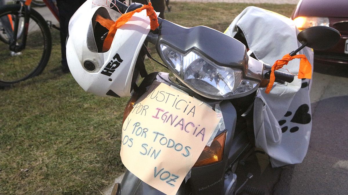 La caravana se realizó en vehículos y con globos naranjas.