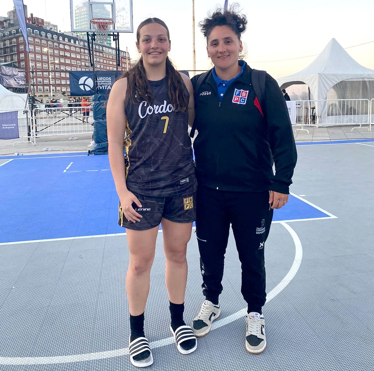 Nazarena Morre (7) y la entrenadora Ayelén Cortez, ambas de Las Panteras, fueron subcampeonas nacionales.