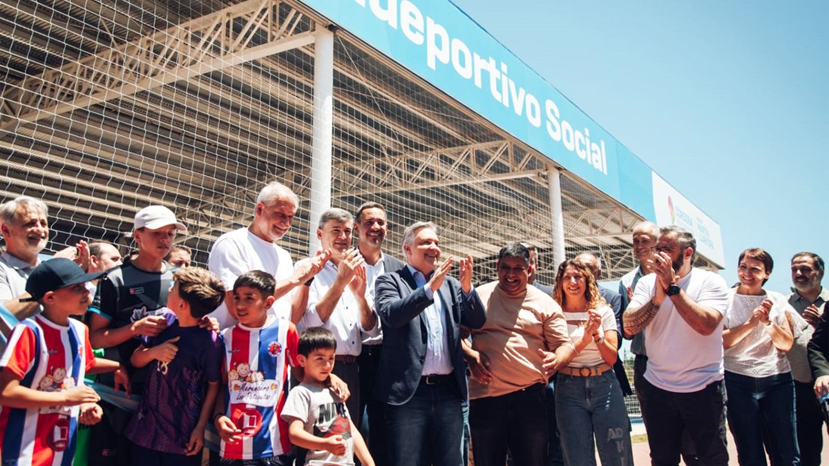Passerini y Llaryora, en el Polideportivo de Parque República.