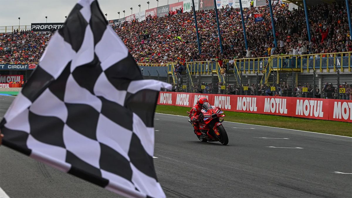 El banderazo que consagra ganador por 68ª vez en MotoGP a Marc Márquez, igualando la marca de Giacomo Agostini