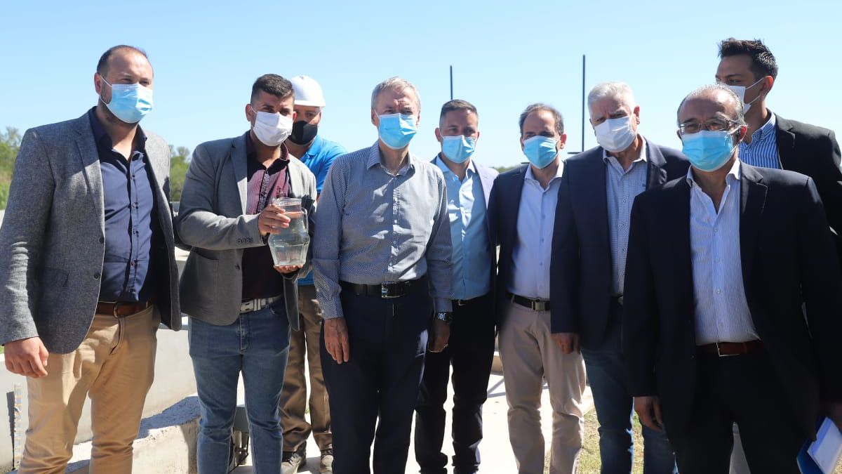 Imágenes de la visita del gobernador Schiaretti a la planta cloacal local.