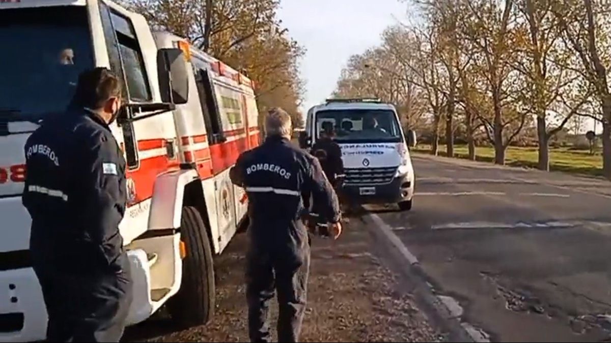 Los bomberos lo esperaron en el acceso a la localidad.