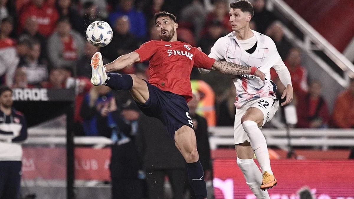 Gabriel Ávalos lucha la pelota con Gastón Campi en el partido que empataron en cero Independiente y San Lorenzo