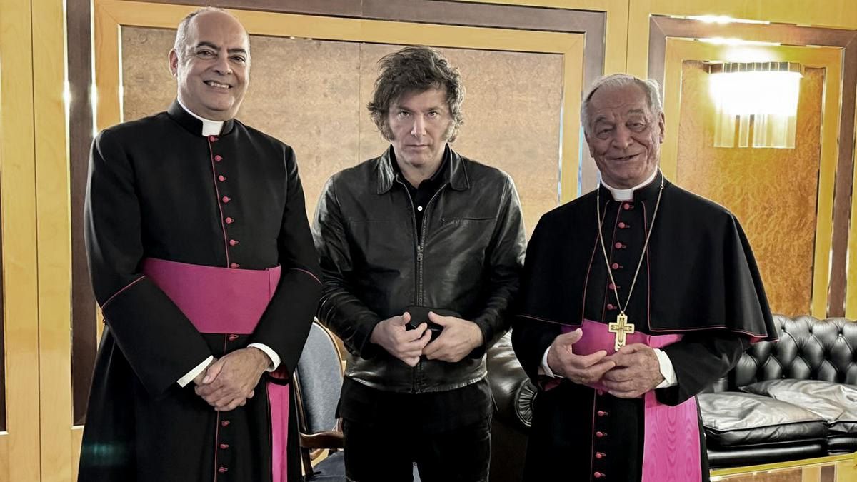 Milei junto a los monseñores Guillermo Karcher y Francesco Canalini.