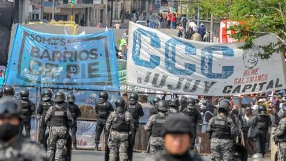 Piqueteros iniciaron una protesta frente al ministerio de Desarrollo Social