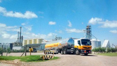 Bajó el precio del etanol de maíz y se agranda la brecha con el de caña