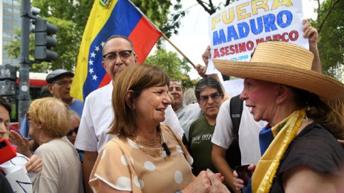 Patricia Bullrich participó ayer de una protesta de venezolanos que viven en la Ciudad de Buenos Aires contra Nicolás Maduro .