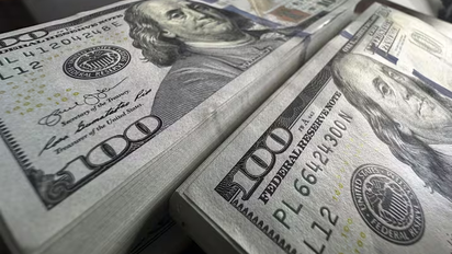 Luego del finde largo, el dólar opera en alza y sube el riesgo país