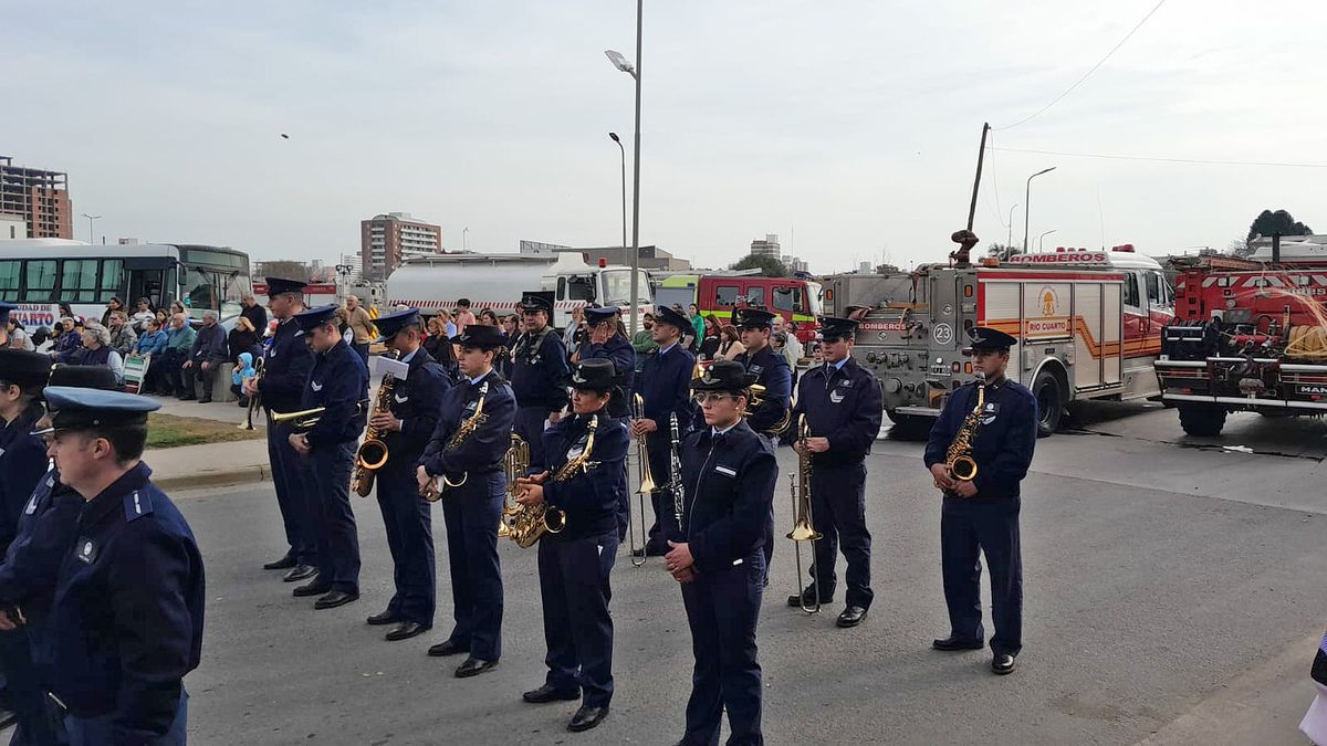 Se llevó a cabo una ceremonia en honor al cuerpo de bomberos local en el parque del Centro Cívico del Bicentenario. Foto: Sociedad de Bomberos Voluntarios de Río Cuarto