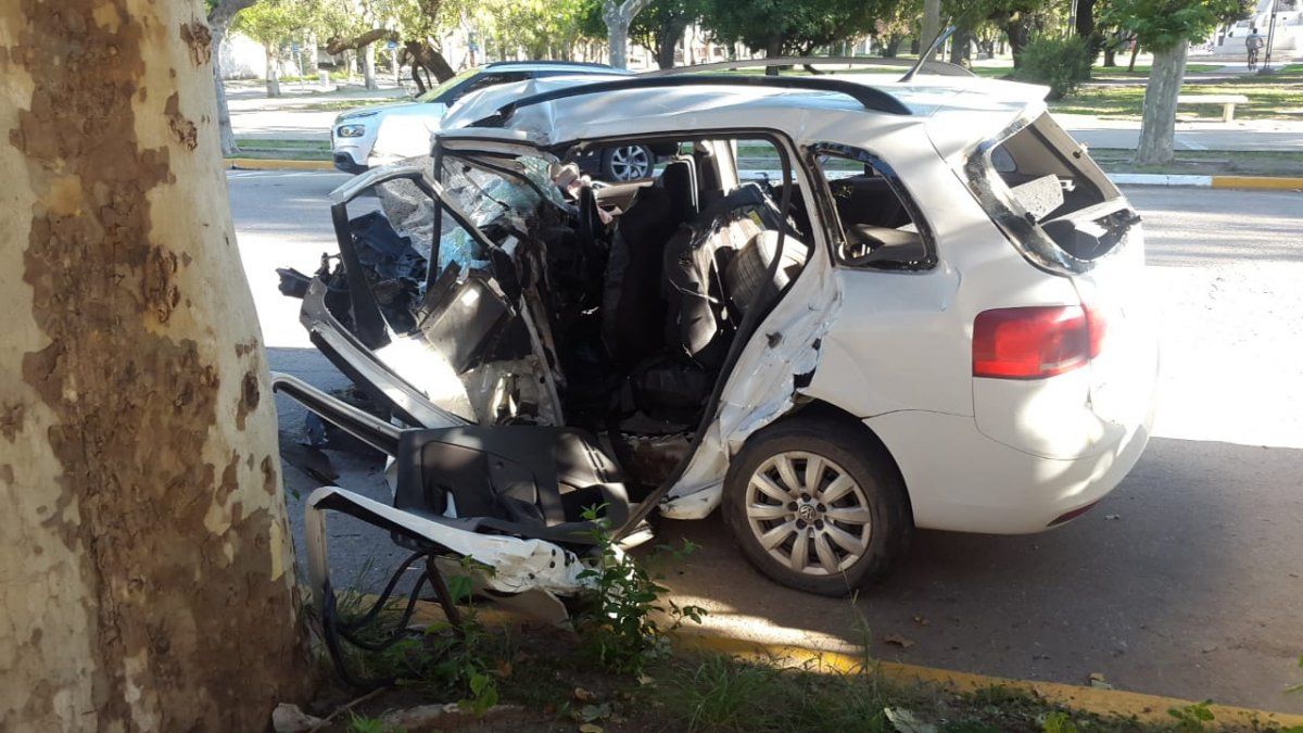 El automóvil Volkswagen Suran registró importantes daños en el choque frontal.