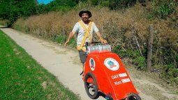 el fraile que camina por el mundo para concientizar sobre el sida