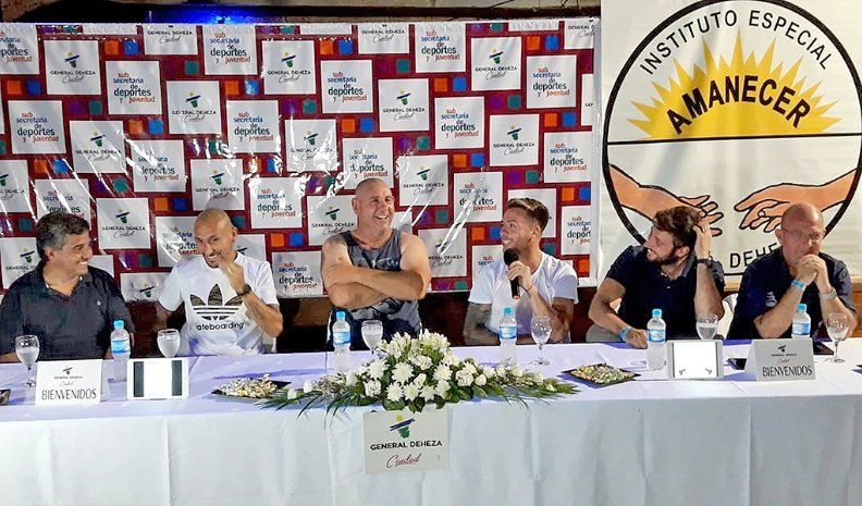 Los futbolistas cabrerenses Pablo “Cholo” Guiñazú y Julio Buffarini, junto al humorista y exboxeador, la Mole Moli.