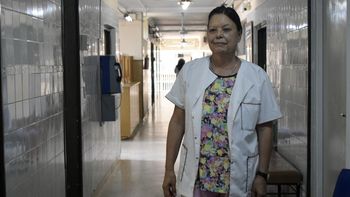 En los pasillos del Hospital, su segundo hogar, sigue la doctora Juana visitando y atendiendo a los pacientes.