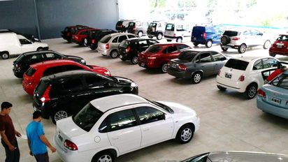 Tras liberación del dólar, Volkswagen es la primera automotriz en subir los precios