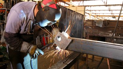 La actividad industrial cayó 3% interanual en agosto