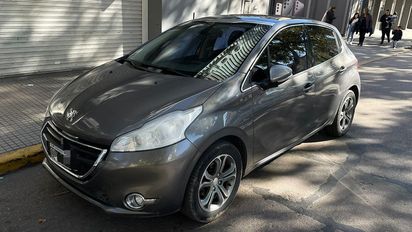 Dejó el auto y la llave a un
