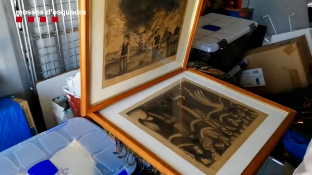España: La Policía recuperó dos dibujos centenarios delpintor surrealista Salvador Dalí que fueron robados el año pasado en un asaltoen Barcelona. Los Mossos dEsquadra informaron que habían detenido atres hermanos de 50