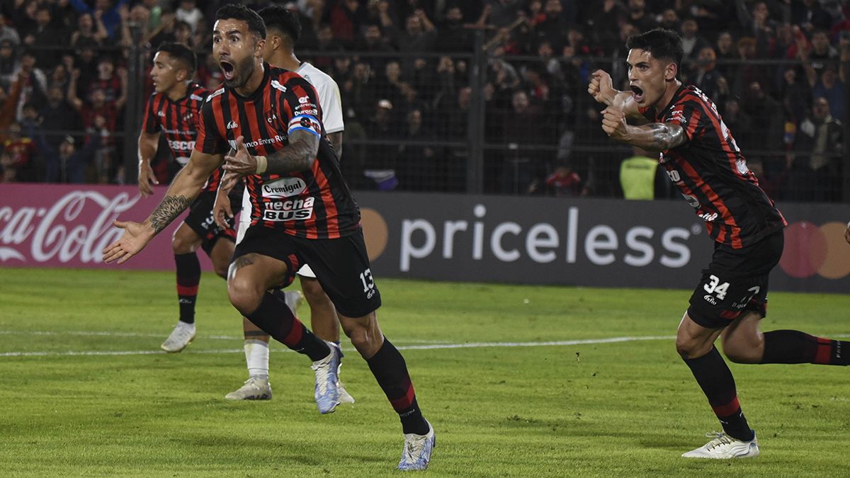 Festejo del primer gol de Patronato, que goleó por 4 a 1 a Melgar en Entre Ríos