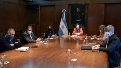 Los ministros de Salud acordaron acelerar la segunda dosis para mayores de 40 años