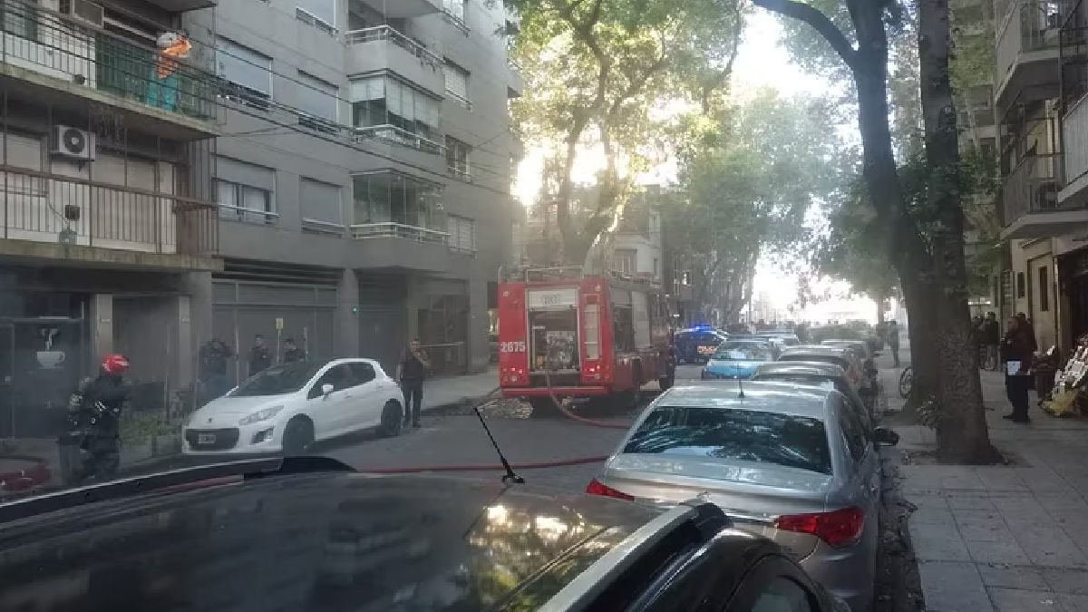 Un bombero hospitalizado, una mujer y un hombre afectados por humo en un incendio en Palermo