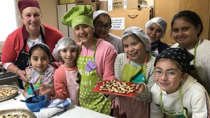 Más de 15 niñas aprenden el oficio de pastelería en Alcira Gigena