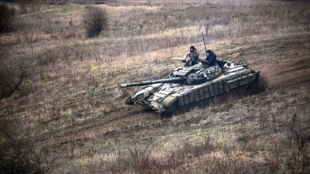 Un tanque ruso avanza en la zona del Donbass.