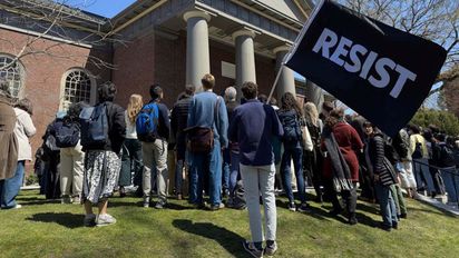 La justicia suspende temporalmente el veto de extranjeros en Harvard