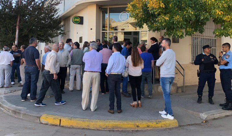 Vecinos, dirigentes ruralistas y autoridades munciipales se convocaron frente a la sucursal de banco en apoyo a Omar Segú