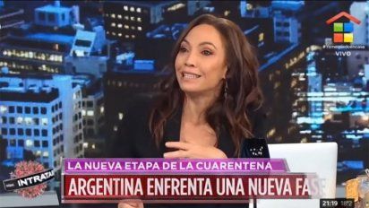 Ernestina Pais afuera de 