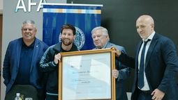 antes de la despedida en la seleccion, messi recibio el doctorado honoris causa de la uba