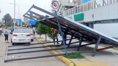 Terminal: Se desplomó un cartel de grandes proporciones