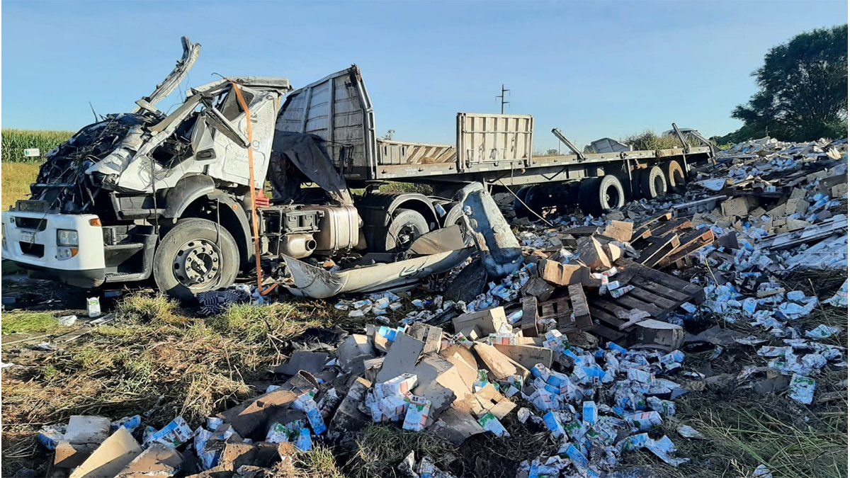 Un camionero herido tras un vuelco al norte de La Carlota