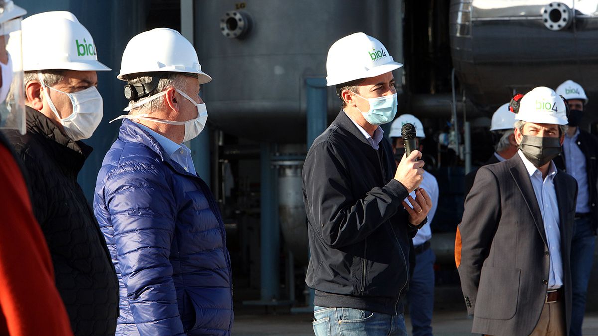 Sergio Busso, Eduardo Accastello, Manuel Calvo y Manuel Ron, presidente de Bio4 en la planta de la etanolera.