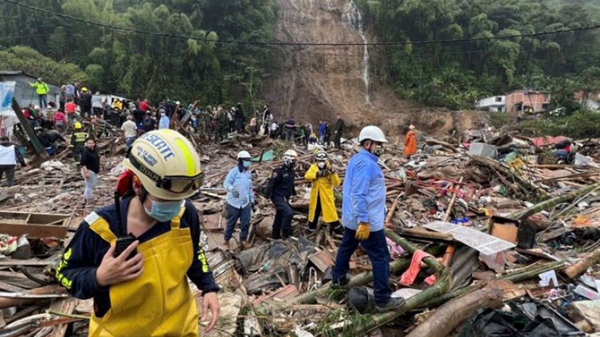 El alud de tierra fue provocado por las fuertes lluvias que se registran en gran parte del territorio colombiano a causa del llamado fenómeno de La Niña.