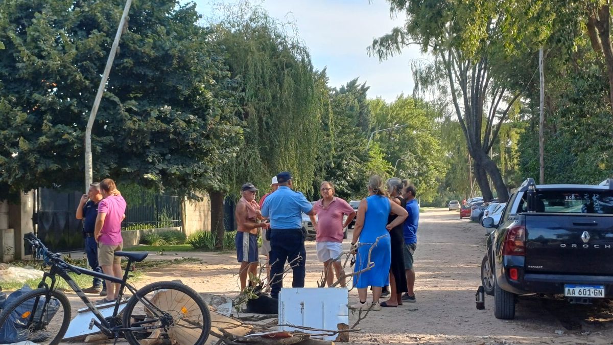Cansados de los robos, vecinos de Villa Dalcar cortaron la calle a modo ...