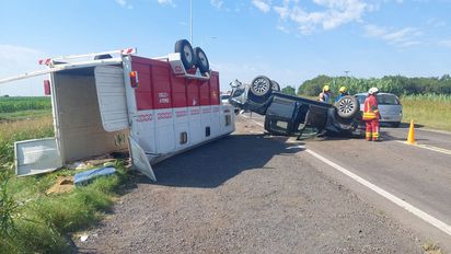 Una camioneta con tráiler que transportaba a dos equinos volcó en ruta 8
