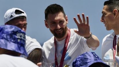Dos bebés que nacieron durante la caravana de los campeones fueron bautizados Messi y Messias