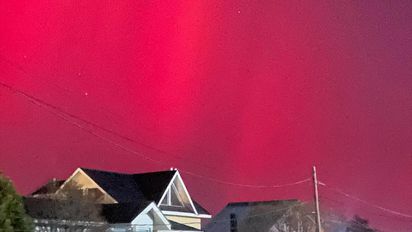 Una aurora boreal tiñó de rojo el cielo de Tierra del Fuego
